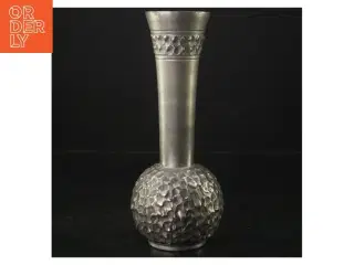 Hammeret sølvfarvet vase