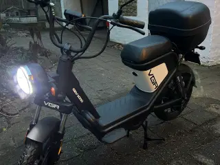Rigtig velholdt el-scooter 30. Står som ny og alti