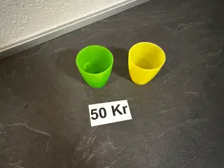 Søde små drikkekopper i gul og grøn