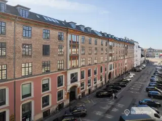 Stor og velrenoveret erhvervsandel eksklusivt placeret nær Amalienborg