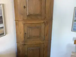 Hjørneskab i eg.