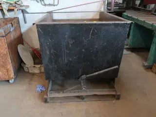 Vippecontainer med indhold