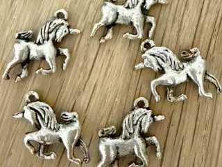 Charms i nepalsølv med enhjørninger