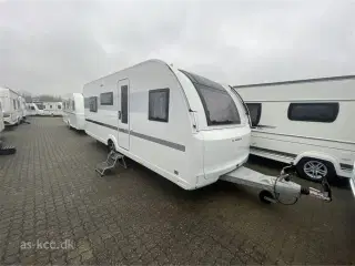 2022 - Adria Adora 593 UP ALDE   Adria Adora 593 UP med Alde Centralvarme. 4 sovepladser, 5 siddepladser. Topmadras, DuoControl, Kantsyet tæpper.