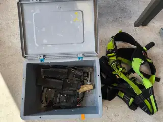 Kasse m. sikringsgrej samt div.