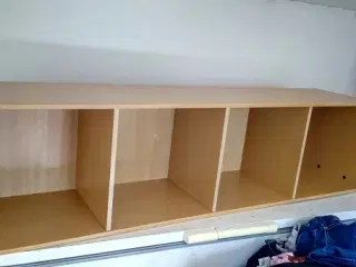 Har denne hylde med 4 rum det er bøge laminat 