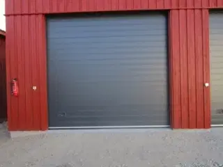 Flot isoleret lokale med god loftshøjde