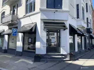 Flot hjørnebutik - Eventuel mulighed for café med kold/varm mad