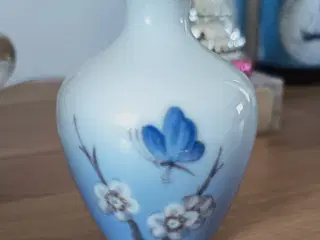 2301-395 Kgl. Vase med frugtblomst og sommerfugl,