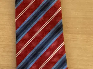 Flot slips fra Mansfield. Rød bund