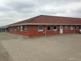 Produktion/lagerlokale med faciliteter tæt på offentlig transport.