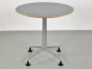 Rundt cafébord med grå laminat