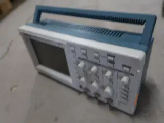 Two Channel Digital Real-Time Oscilloscope TEKTRONIX TDS 220