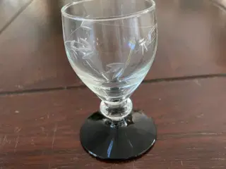 Snapseglas på sort fod