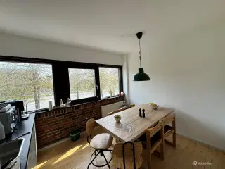 Veldisponeret kontorlejemål på 1. sal