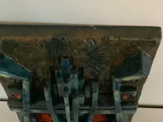 Stentøjs relief af Henning Ørsted Johansen.