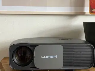 Lumeri F500 projektor sælges