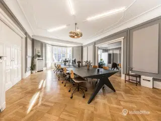 Herskabeligt kontorlejemål med unik beliggenhed