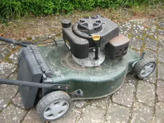 Plæneklipper som kører på benzin.