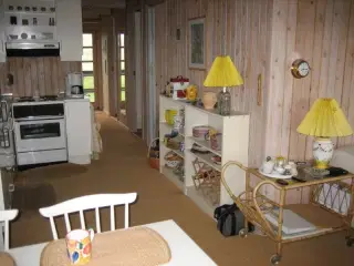 Pragtfuldt beliggende sommerhus i R�dhus - kun 100 meter fra havet