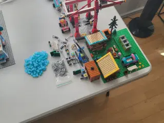 Masser af lego byggesæt og mange løse dele, plader