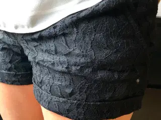 Sorte hotpants i blondestof