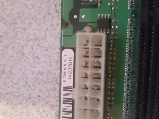 2 ældre bundkort til stationær pc.