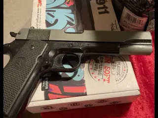 Blandet møbler og legetøj pistol med kugler hel ny