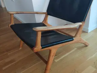 Unika stol i træ og med sort læder