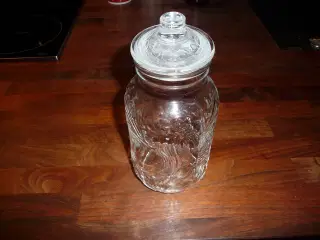 en glas krukke med låg