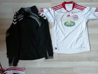 windbreaker, t-shirts og shorts str. 152
