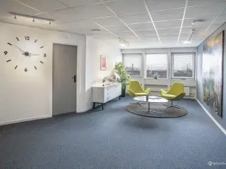 Stort kontor med mødelokaler + lounge- og spiseområde