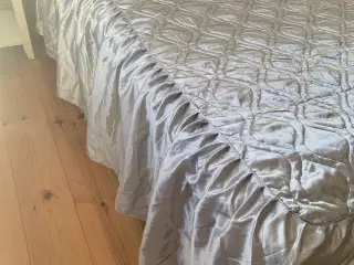 Sengetæppe ikke brugt. 