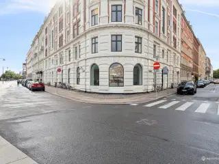 Smukt højloftet kontor/showroom - med udsigt til havnepromenaden