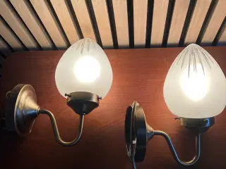 2 stk væglamper i messing med skærm af glas-solgt