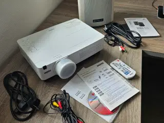 Projektor med højtaler