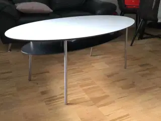Hvid oval sofabord med hylde