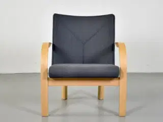 Magnus olesen loungestol med grånistret polster og bøgestel
