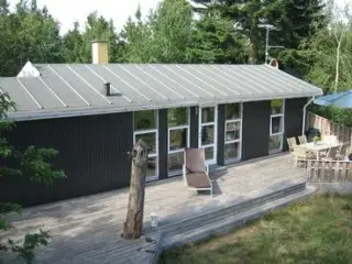 60 m2 sommerhus ved Virksund. Udsigt over fjord/havn. 5 sovepladser. Har DR kanaler og Cromecast, br�ndeovn/ stor terrasse. T�t ved strand, k�bmand og golfbane.
