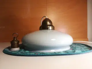 Gammel loftslampe i hvidt glas m. lang ledning