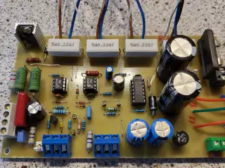 Variable strømforsyning 0-30 V 0-5A Print og køl