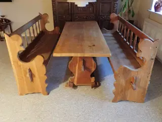 Plankebord og bænke i massivt rustikt Egetræ.