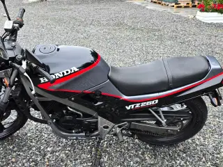 HONDA VTZ 250 