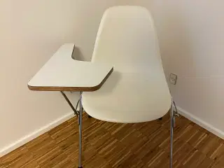 Eames stol med bord
