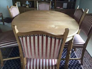 Skænk og stort ovalt bord med 8stole