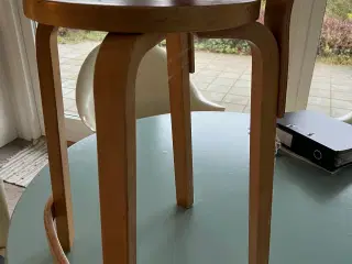 Alvar aalto 2stole og 1 barstol