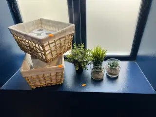 Fletkurve samt kunstige planter