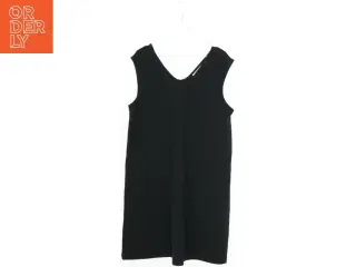 Sort ærmeløs kjole fra Mono (str. 152)