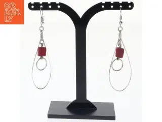 Øreringe med rød terning og sølvfarvet dråbeform (str. 7 x 2 cm)