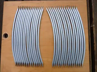 Bueformede metalhåndtag (mat metal).
